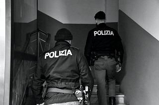 poliziotti sulle scale