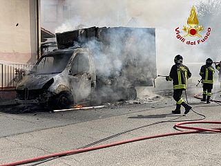 Il furgone avvolto dal fumo e i vigili del fuoco al lavoro