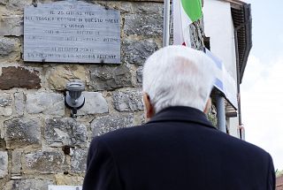 Il presidente Mattarella a Civitella in Val di Chiana dinanzi all'epigrafe per la strage