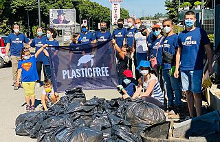 I volontari dell'associazione "Plastic free" a conclusione della raccolta