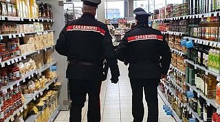 carabinieri al supermercato
