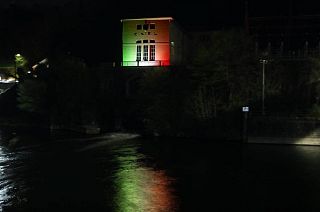 La centrale idroelettrica illuminata con il tricolore