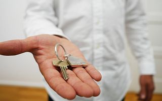persona porge chiavi di casa