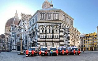 In foto le ambulanze in piazza Duomo