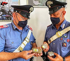 carabinieri mostrano droga