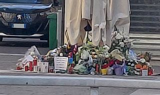 Fiori, biglietti e candele dove è morto Giacomo Bongiorni, in piazza Palma a Massa
