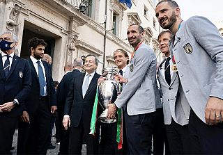 Il capitano Chiellini, il premier Mario Draghi e il tennista Berrettini con la Coppa conquistata a Wembley