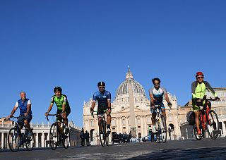 Ciclisti davanti a San Pietro