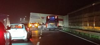 Il camion intraversato in carreggiata
