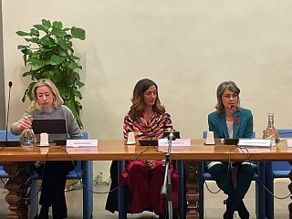 convegno donne al tavolo dei relatori cristina manetti centro