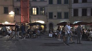 Gente in centro di sera a Firenze