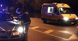 Una volante della Polizia e un'ambulanza in piena notte