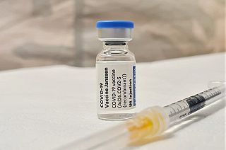 Una fiala di vaccino Janssen