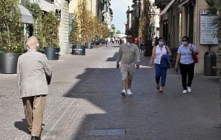 Persone in strada che camminano