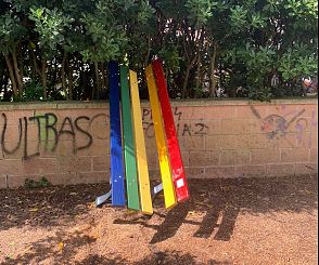 La panchina arcobaleno divelta a Ghezzano (foto di Sergio Di Maio da Facebook)