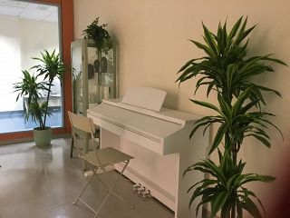 Il pianoforte nella nuova sala relax Maria Dolci