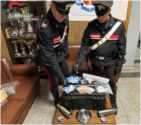 I carabinieri con la droga e quanto sequestrato