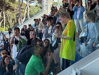 Andrea Carpita in ginocchio davanti alla fidanzata Sharon