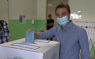 Lorenzo Falchi mentre vota