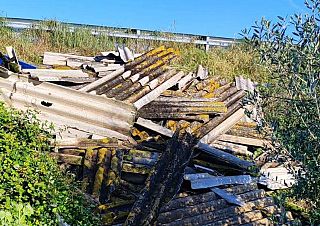 Parte dell'amianto rinvenuto ai margini della superstrada