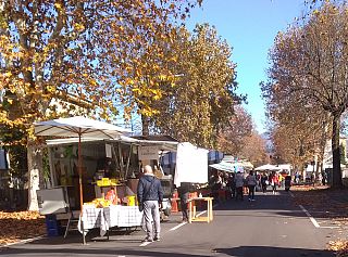 Il mercato alimentare in viale Matteotti a Montevarchi