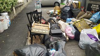 La spazzatura abbandonata in strada