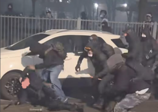 Il pestaggio a uno dei poliziotti in servizio al corteo di Torino