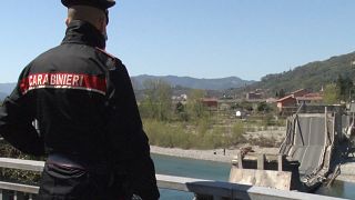 Un carabiniere osserva il viadotto crollato