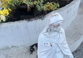 La statua vandalizzata