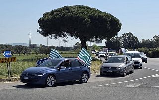 Il corteo di auto lumaca sull'Aurelia a Capalbio