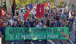 Il corteo contro lo sviluppo dell'aeroporto Vespucci di Firenze
