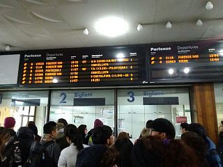 persone aspettano il treno