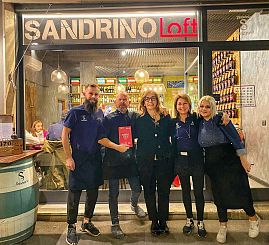 Lo staff della pizzeria Sandrino e la sindaca Marini