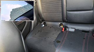 L'auto dopo esser stata colpita dai detriti