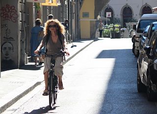 Una donna in bicicletta