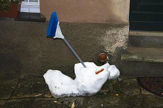 Un pupazzo di neve che si sta sciogliendo