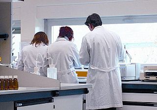 scienziati in laboratorio