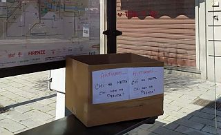 In foto una scatola per la raccolta delle donazioni