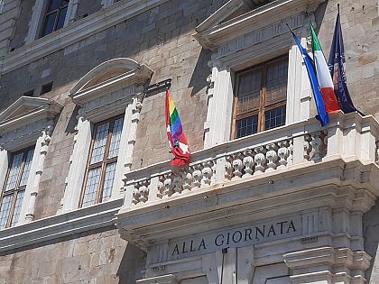 La bandiera arcobaleno sventola sul rettorato - Vimarsana News