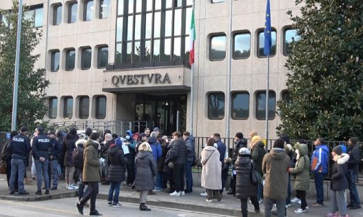 Passaporti tempi lunghi e file agli sportelli Attualit PRATO