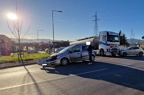 Due auto e un tir coinvolti nel violento scontro Cronaca AREZZO