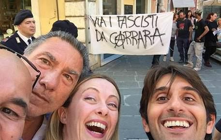 Meloni contestata e lei si fa un selfie | Attualità Carrara