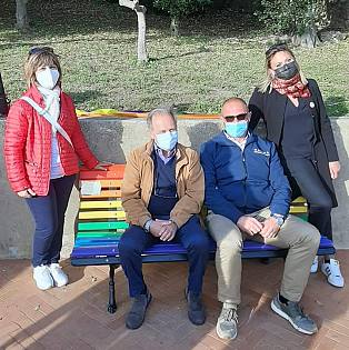 Una panchina arcobaleno contro le discriminazioni - Vimarsana News