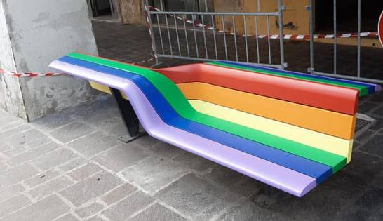 Panchine arcobaleno contro le violenze di genere - Vimarsana News