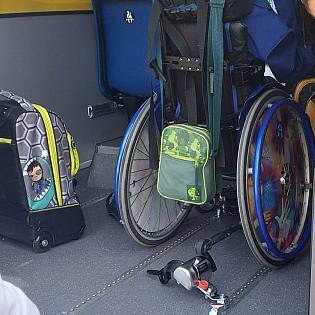 Bambino disabile sale coi compagni in scuolabus - Vimarsana News