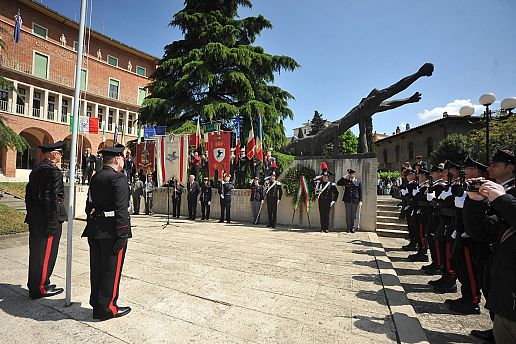 25 aprile un fiore al monumento della Resistenza Attualit AREZZO