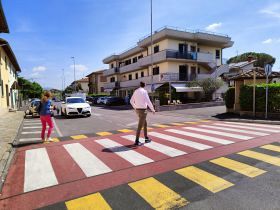 persone attraversano sulle strisce