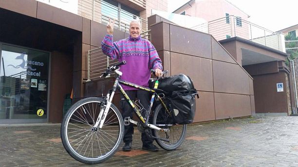 Arriva all'Elba l'uomo che gira il mondo in bici | Attualità Capoliveri