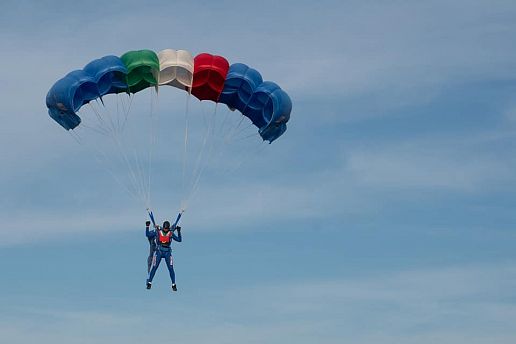 Occhi al cielo scendono i paracadutisti Sport AREZZO