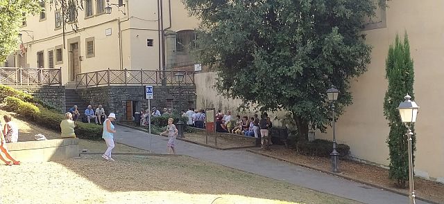 La fila per i bagni pubblici